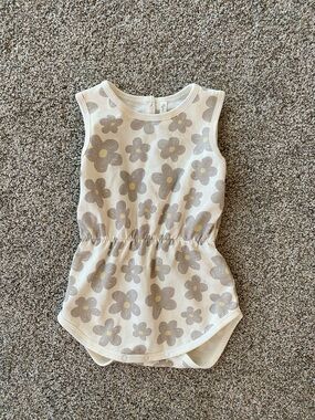 Rylee + Cru 18-24 month Cream Sleeveless Daisy Romper with Gray Flowers